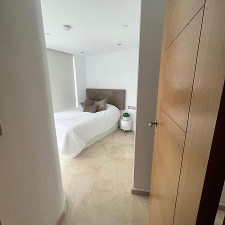 Modern Central 1 Bedroom Apartment With Rooftop Spa غيبرالتار المظهر الخارجي الصورة